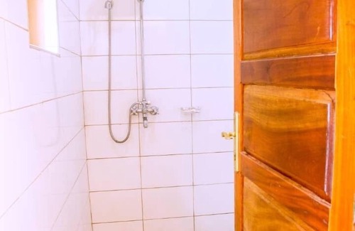 Gulu Cabina | Jojo's Palace Annex