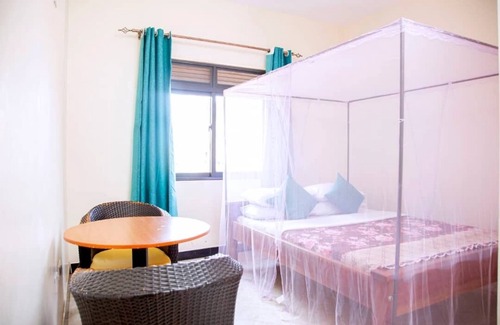 Gulu Cabina | Jojo's Palace Annex