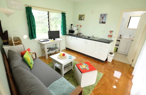 Matavera Cabaña | "Jolly Rooster" Farm Cottage near famous Muri Beach