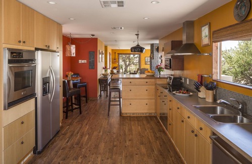 Yucca Valley Casa | Joshua Tree Getaway. Boulder Wonderland privado. Elegancia rústica. Duerme ocho.