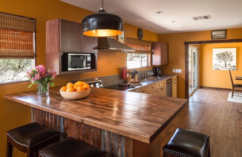 Yucca Valley Casa | Joshua Tree Getaway. Boulder Wonderland privado. Elegancia rústica. Duerme ocho.