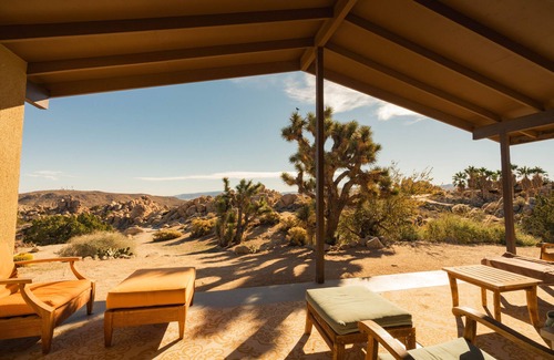 Yucca Valley Casa | Joshua Tree Getaway. Boulder Wonderland privado. Elegancia rústica. Duerme ocho.