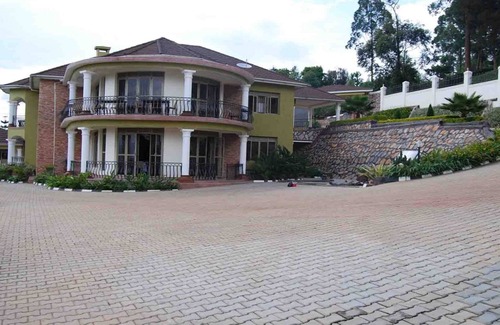 Kabale Villa | Jowillis Hotel Alojamiento, Bar, jardín y agencia de turismo.