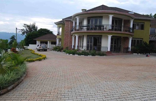 Kabale Villa | Jowillis Hotel Alojamiento, Bar, jardín y agencia de turismo.