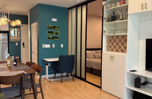 South of Market Condominio | Jr 1 BR w/ parking & a plunge in Design District