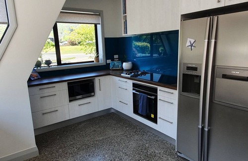 Waikawa Bay Casa | Just 3 minutes walk from the marina this Family getaway also has a Games room!