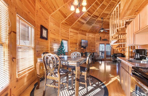 Sevierville Cabina | Just Hangin' Around