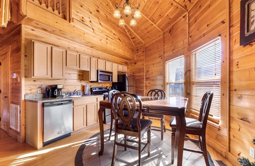 Sevierville Cabina | Just Hangin' Around