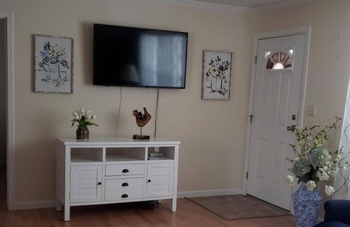 Longs Casa | Just What You Were Looking For! Outdoor Pool Close to Ripley's Aquarium