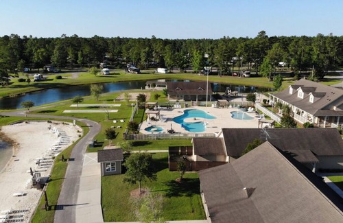 Longs Casa | Just What You Were Looking For! Outdoor Pool Close to Ripley's Aquarium