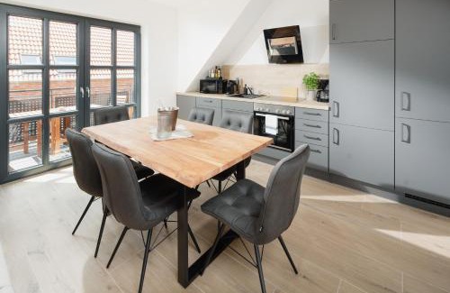 Greetsiel Apartamento | Küsten Suite West seitliche Wasserlage, 1 Balkon, 90qm