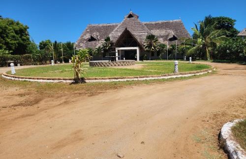 Malindi Apartamento | Karibuni, Villa 107, Beachfront Stay with Restaurant, Pool & Bar
