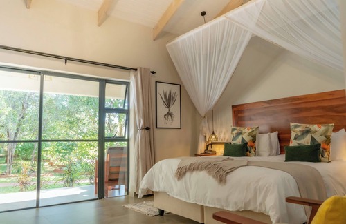 Victoria Falls Cabina | Kasambabezi Lodge
