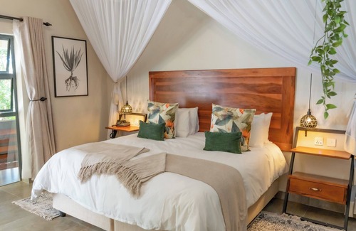 Victoria Falls Cabina | Kasambabezi Lodge