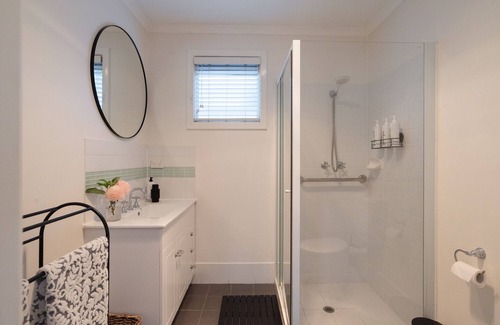 Melville Cabaña | Kastel Elle - a quiet, cozy, and contemporary 2-bedroom cottage