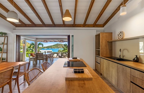 Cul de Sac Villa | Nueva luminosa villa contemporánea, vista al mar, jardín privado en una comunidad cerrada