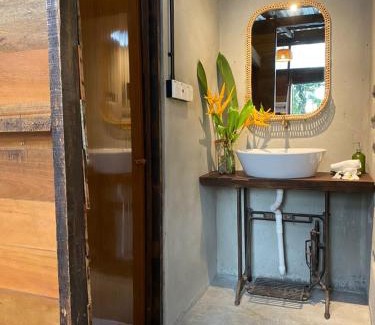 Air Hangat Casa | Kebun Lisdtari Farmstay The Kabin
