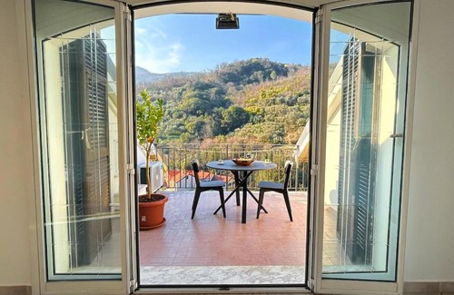 Vado Ligure Apartamento | Kejani attic apt Scenic Views, Lux bath, Fast Wi-fi
