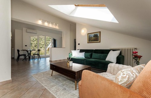 Vado Ligure Apartamento | Kejani attic apt Scenic Views, Lux bath, Fast Wi-fi