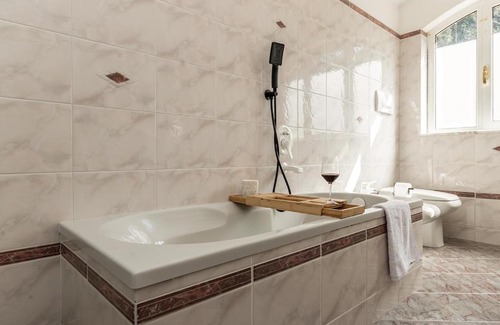 Vado Ligure Apartamento | Kejani attic apt Scenic Views, Lux bath, Fast Wi-fi