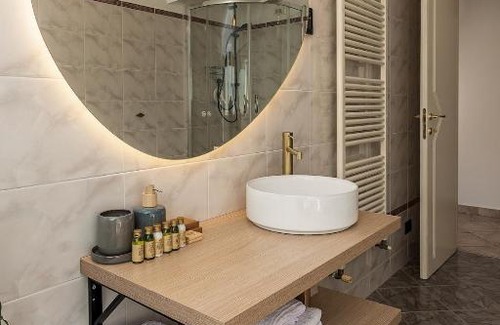 Vado Ligure Apartamento | Kejani attic apt Scenic Views, Lux bath, Fast Wi-fi