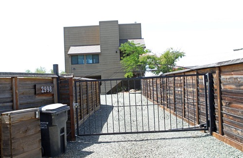 Soda Bay Casa | LAKEFRONT LUJO! HISTORIA PRIVADA DE 3 HABITACIONES, 3 HABITACIONES junto a Soda Hot Springs