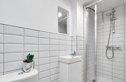 Prescot Casa | Kemble House - Air Host & Stay - 5 Bedroom, 5 Bathroom - Sleeping 10