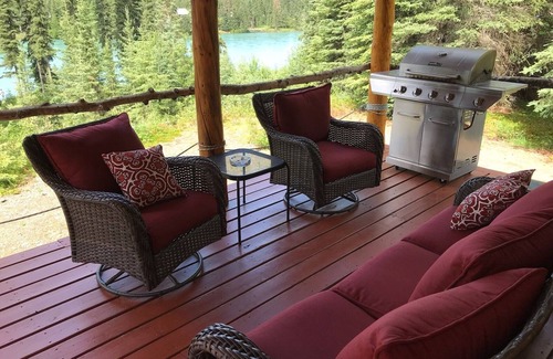 Sterling Cabina | Kenai River Waterfront: más de 350 pies de pesca costera privada.
