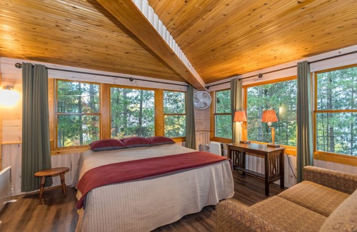 Tower Cabina | Kick back and relax at Grand View Lodge on Vermilion!