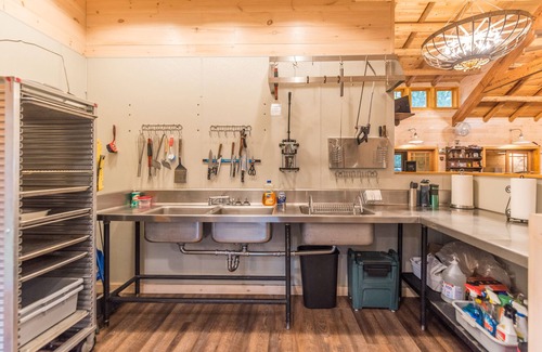 Tower Cabina | Kick back and relax at Grand View Lodge on Vermilion!