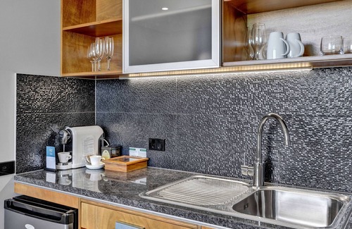 New Plymouth CBD Hotel | King and Queen Hotel Suites