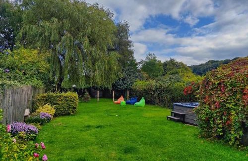 South Cadbury Casa | King Arthur's Rest House, Hot Tub & Garden Sleeps 10