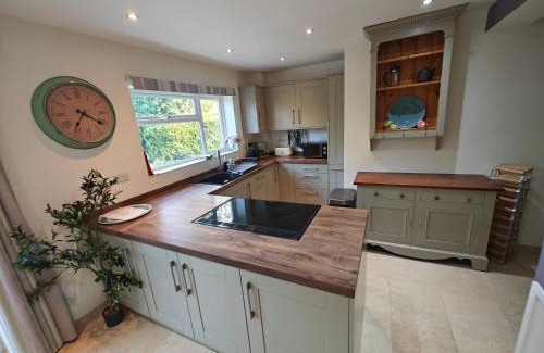 South Cadbury Casa | King Arthur's Rest House, Hot Tub & Garden Sleeps 10