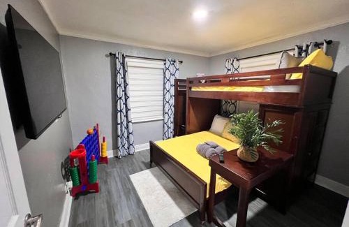 Miami Gardens Casa | King Bed, 3 miles to Stadium