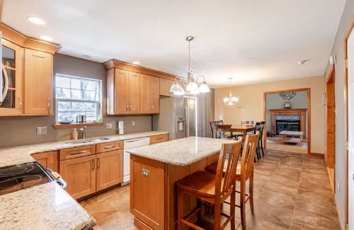 Cherryville Casa | King Bed- Dorney Park- Wineries-, Steam Shower-2 Tier Patio