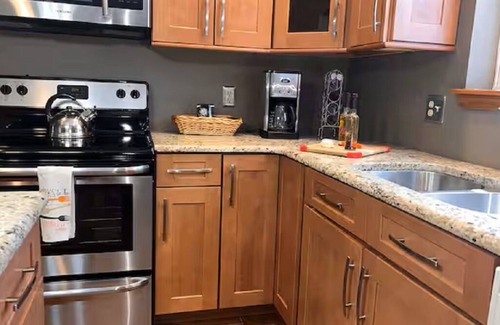 Cherryville Casa | King Bed- Dorney Park- Wineries-, Steam Shower-2 Tier Patio