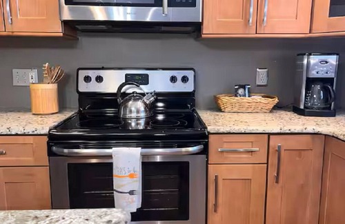 Cherryville Casa | King Bed- Dorney Park- Wineries-, Steam Shower-2 Tier Patio