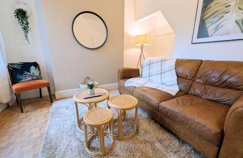 York Casa | King bed Free parking Walk to c-centre & Hospital