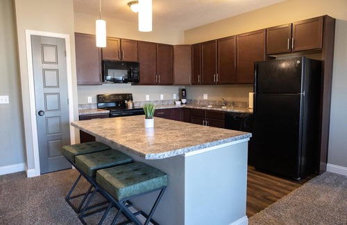 West Des Moines Apartamento | King Bed Garage Parking Gym More