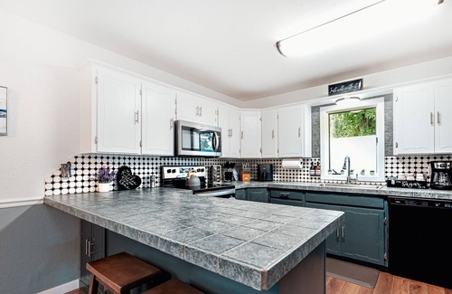 Bismarck Casa | King Bed Suite - Huge Game Room - 3 Floors