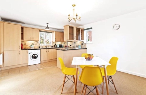 Raunds Apartamento | KING Bed W/Kitchen near Rushden Lakes Free Parking