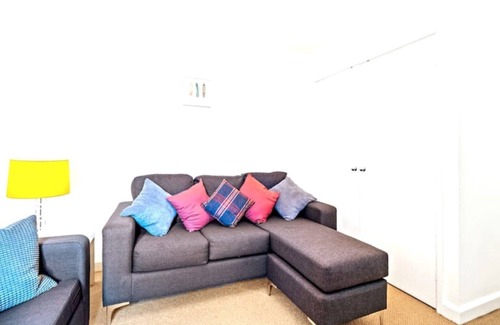 Raunds Apartamento | KING Bed W/Kitchen near Rushden Lakes Free Parking