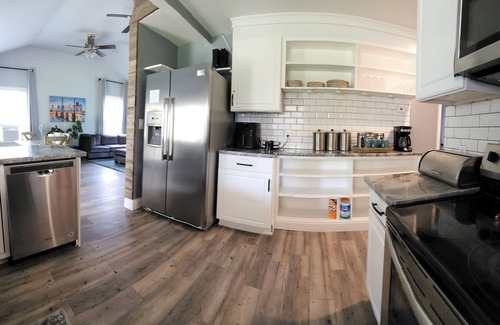 Jeffersonville - Clarksville Casa | King Bedroom, Outdoor Cabana w/ Bed Swing, Quiet House Minutes to D/T Louisville