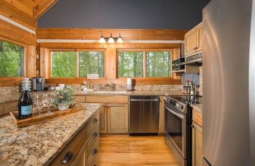 Boone Cabina | Laurelwood - Encuentra tu serenidad - NUEVA bañera de hidromasaje, Wi-Fi, TV de 65 ", chimenea, jardines