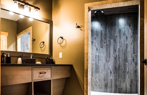 Maple Hill Hotel | King Cabin Room Blue Sage