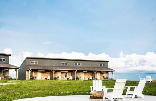 Maple Hill Hotel | King Cabin Room Blue Sage