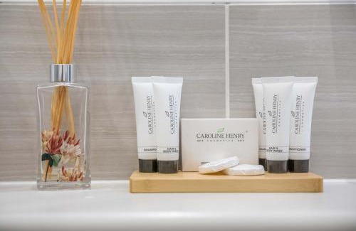 Cambridge Hotel | King Deluxe Ensuite with Courtyard View - Venn