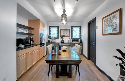 Wichita Casa | King Estate with attached Mid-Century Apartment & Gym.