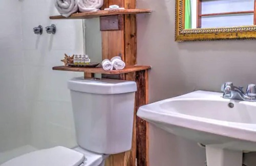 Antoneys Cay Complejo | West End King & Queen