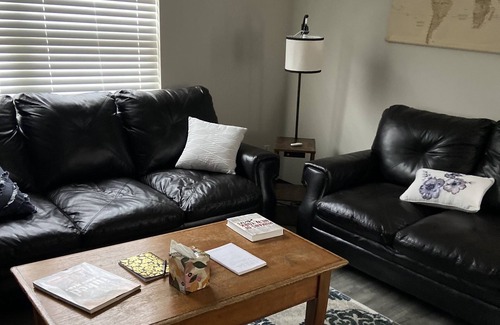 Ottawa Casa | King size bed! Pet friendly 3bd 1 bath house with garage 0.7 mi to downtown.